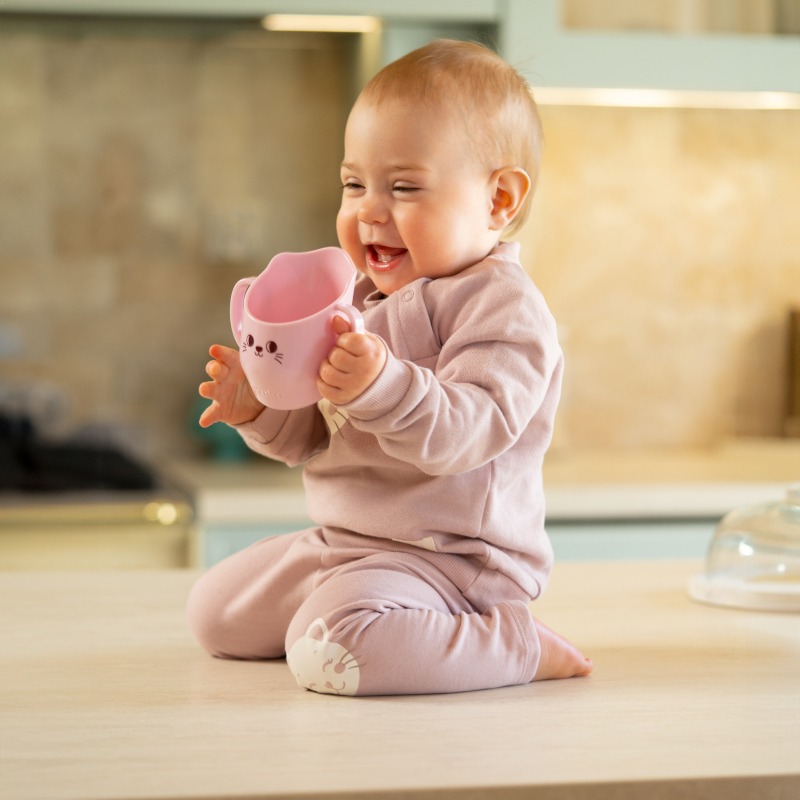 Cana-antrenament-cu-manere-pentru-copii-Akuku-BabyMug-Pink-Cat-150mlmateriale-sigure-fara-BPAmargine-tesita-ce-permite-bautul-fara-a-inclina-capul-pe-spatecomptibil-masina-de-vase-423805-1 Cana-antrenament-cu-manere-pentru-copii-Akuku-BabyMug-Pink-Cat-150mlmateriale-sigure-fara-BPAmargine-tesita-ce-permite-bautul-fara-a-inclina-capul-pe-spatecomptibil-masina-de-vase-423805-5